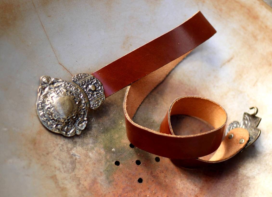 70s Brown leather belt with statement bronze colored buckle| Vintage western-inspired belt