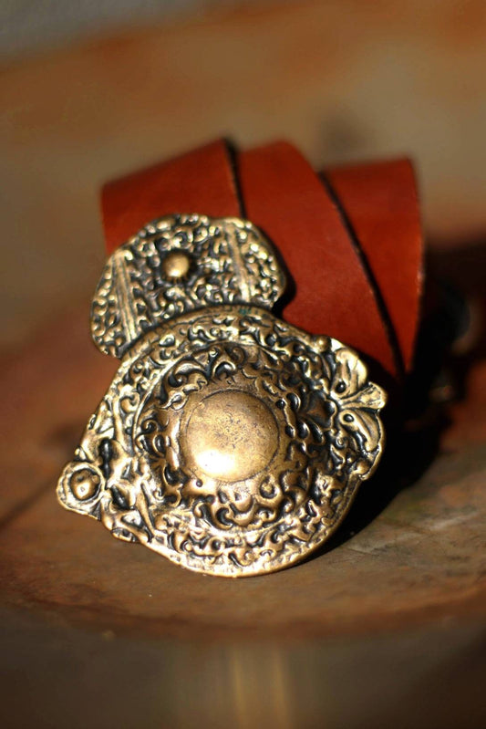 70s Brown leather belt with statement bronze colored buckle| Vintage western-inspired belt