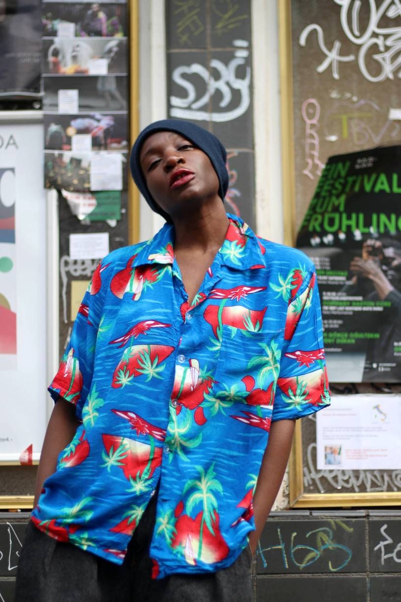 90s Hawaiian inspired blue shirt | Vintage buttoned down unisex design