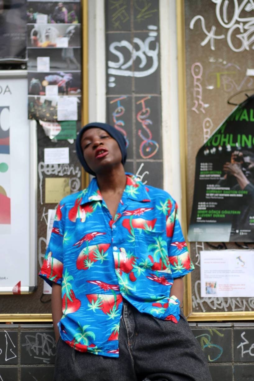 90s Hawaiian inspired blue shirt | Vintage buttoned down unisex design