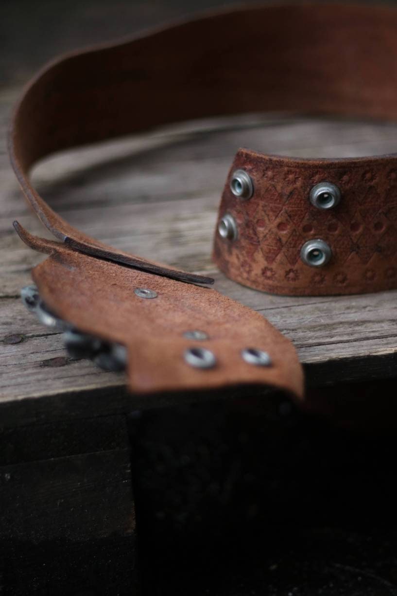Rare 70s belt with lion head buckle| Vintage leather waist belt with statement metal animal print motif