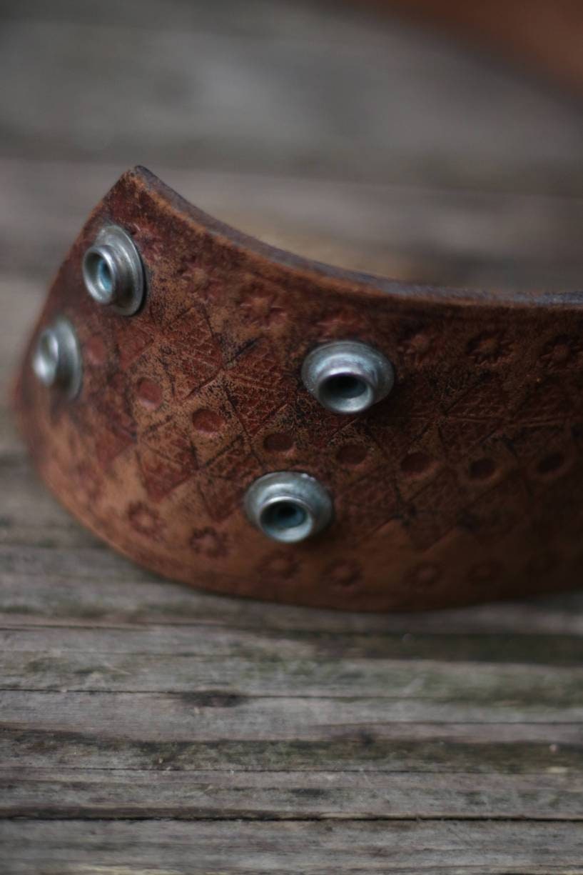 Rare 70s belt with lion head buckle| Vintage leather waist belt with statement metal animal print motif