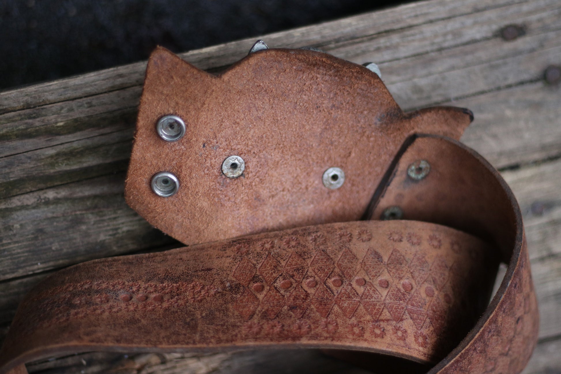 Rare 70s belt with lion head buckle| Vintage leather waist belt with statement metal animal print motif