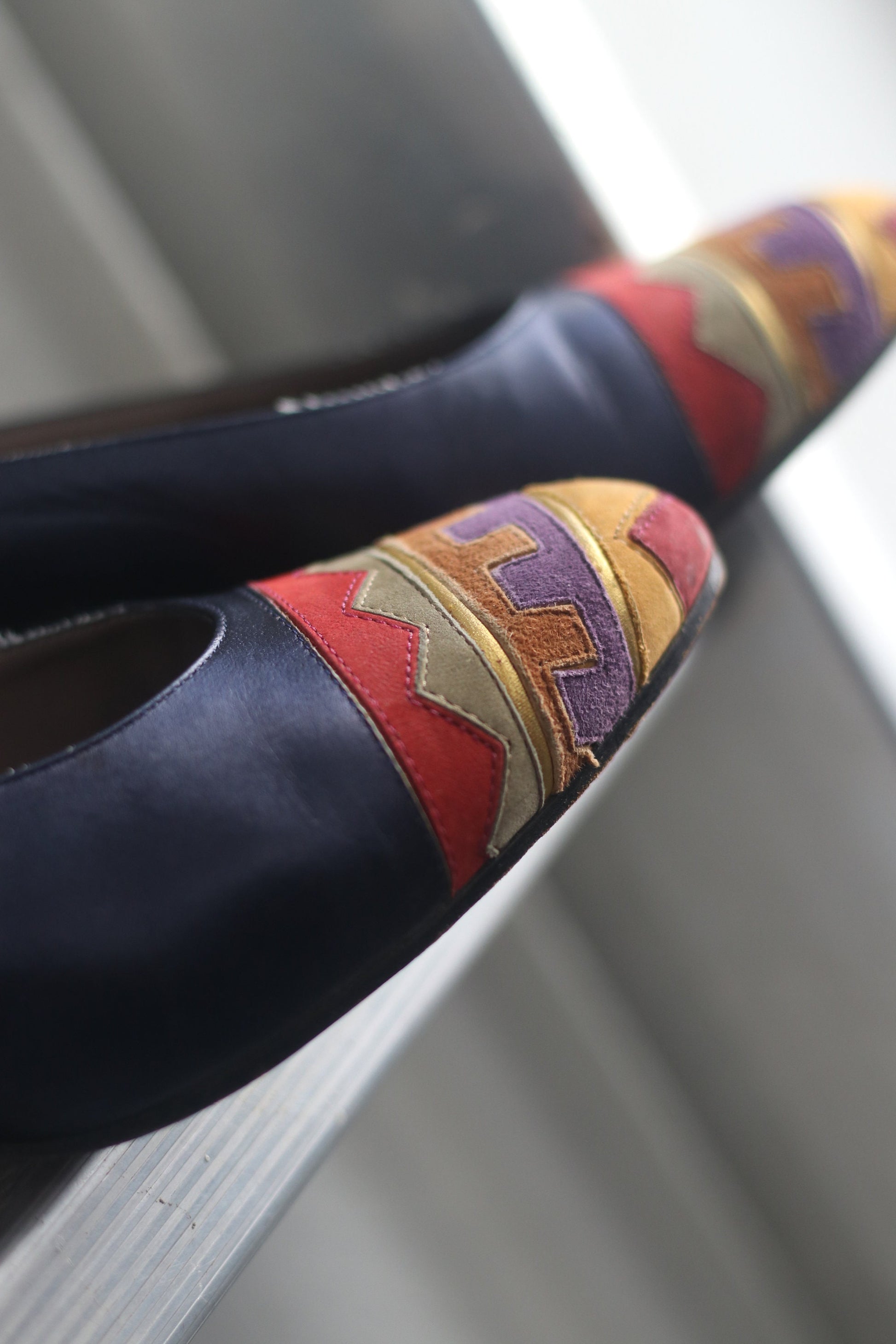 Vintage Blue pumps with statement Ethno details 80s heels with abstract print details