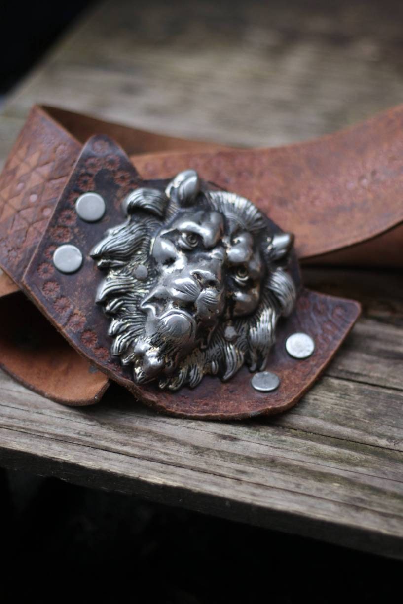 Rare 70s belt with lion head buckle| Vintage leather waist belt with statement metal animal print motif