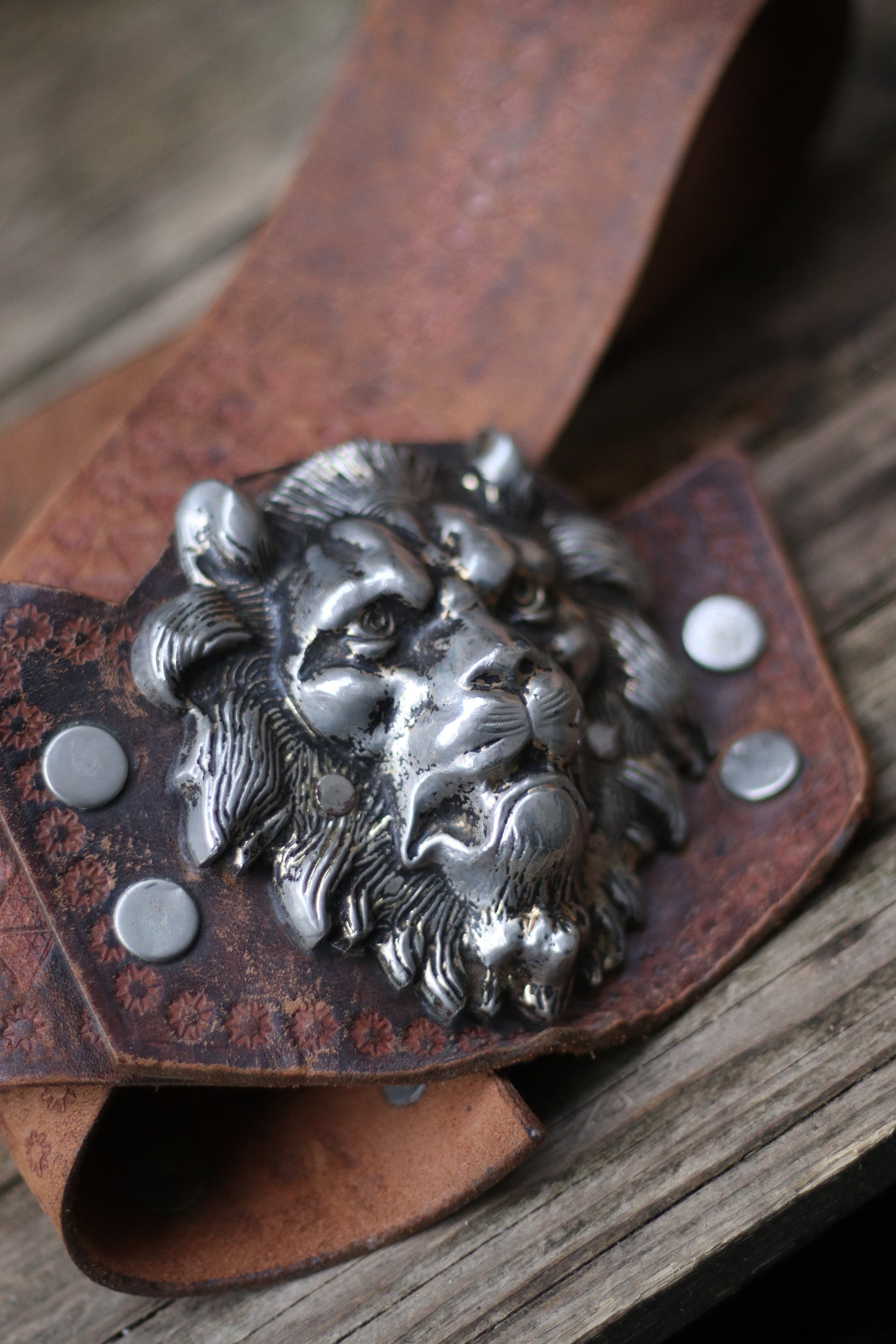 Rare 70s belt with lion head buckle| Vintage leather waist belt with statement metal animal print motif