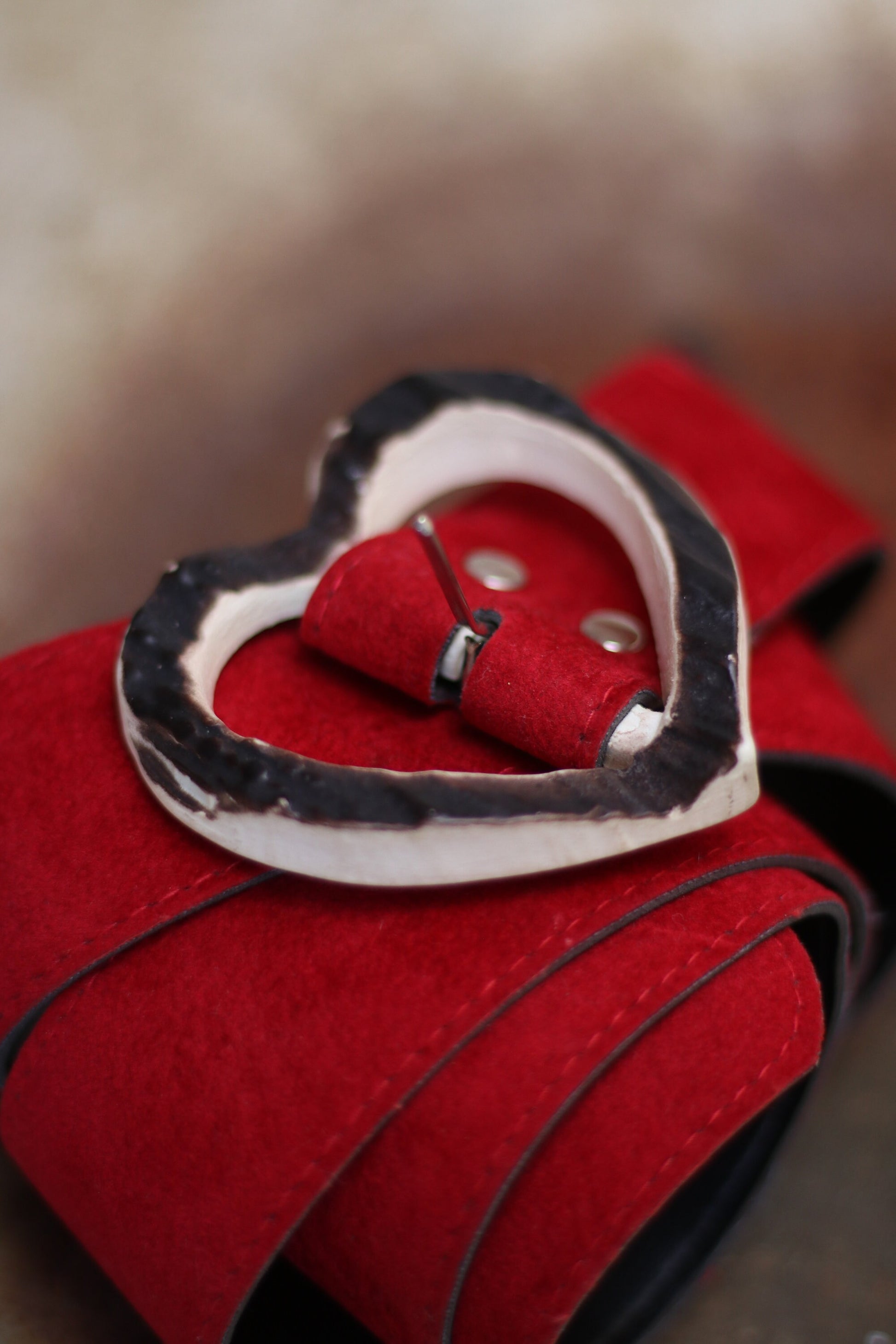 Vintage heart shaped belt| Red 90s suede like belt with wooden buckle