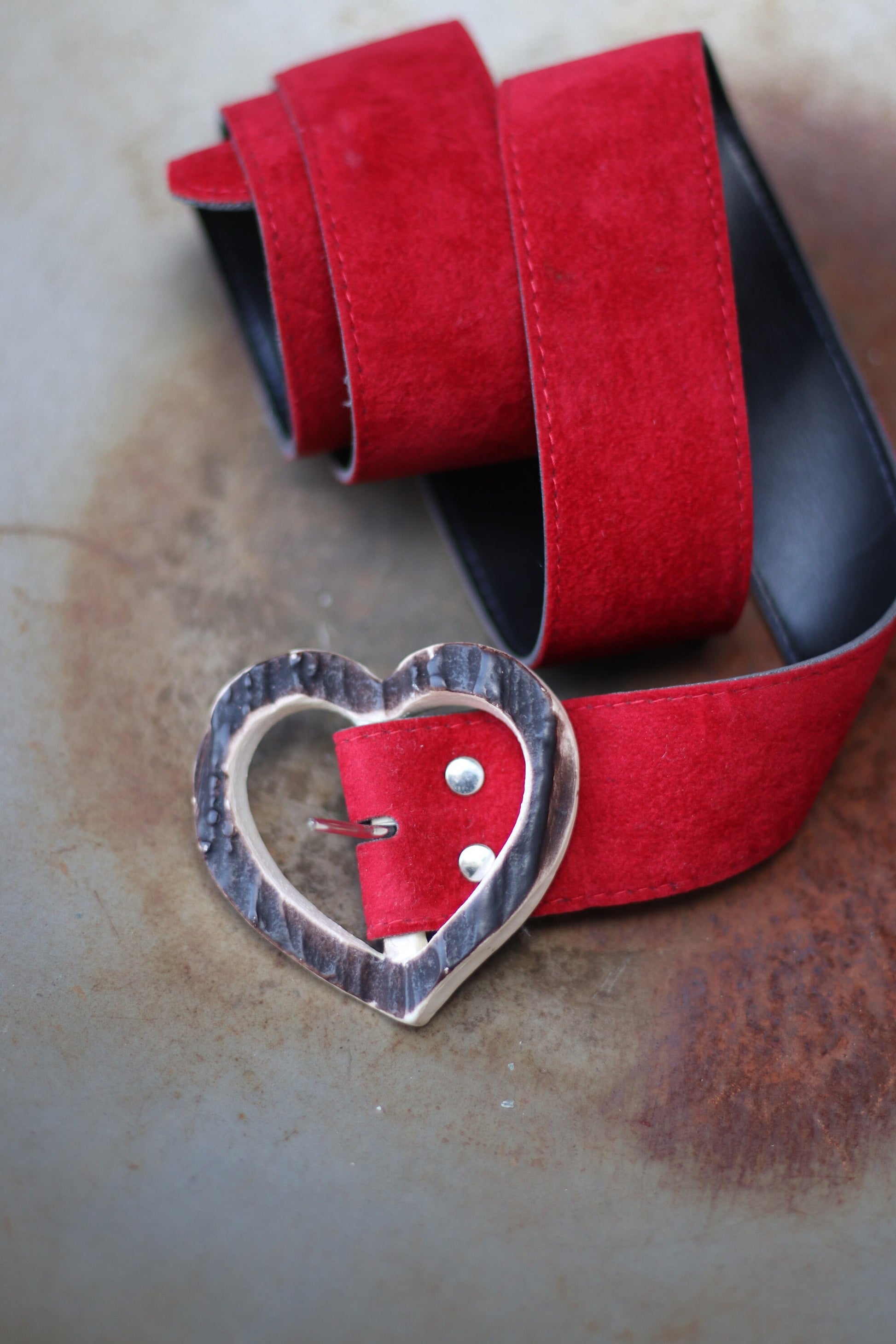 Vintage heart shaped belt| Red 90s suede like belt with wooden buckle