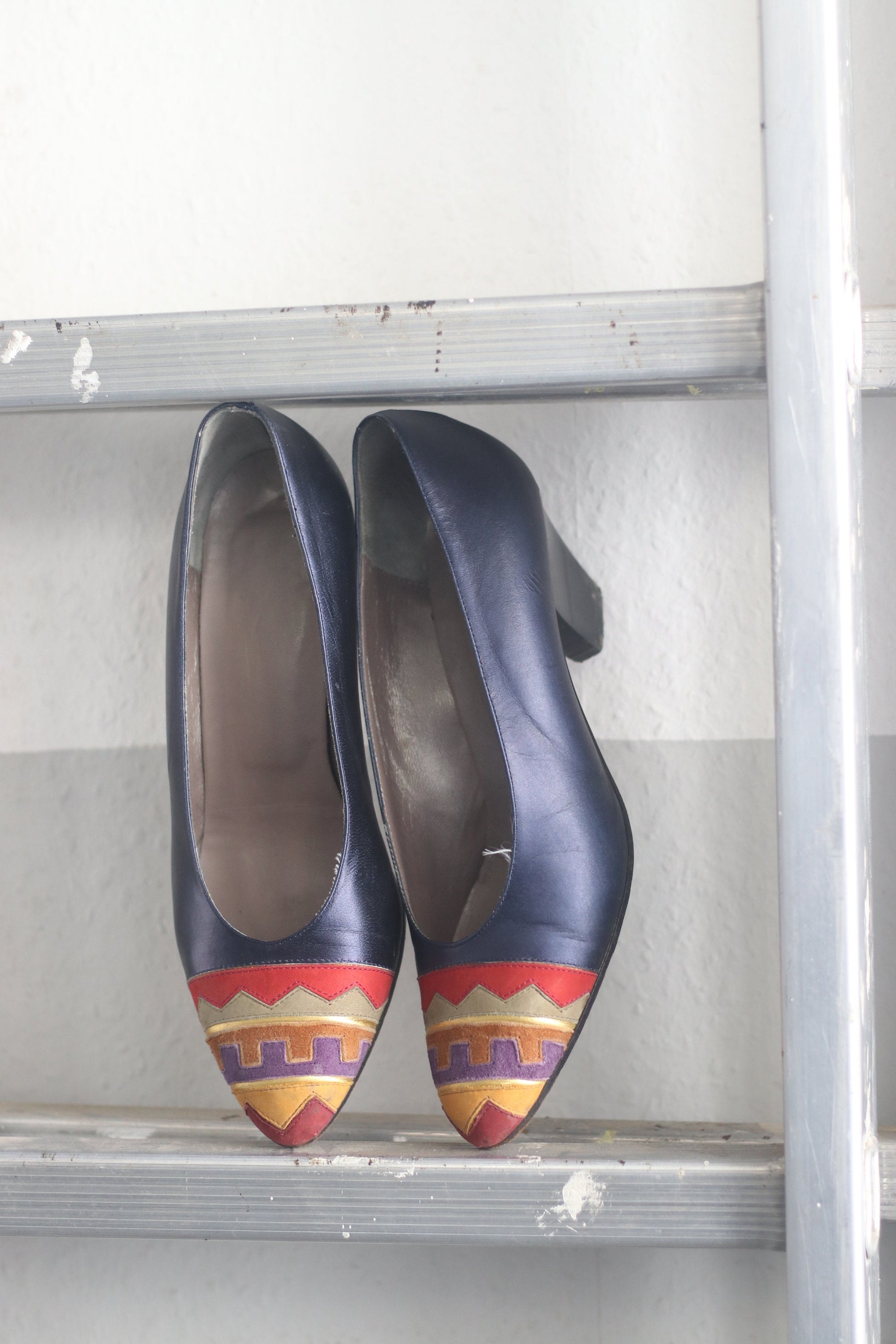 Vintage Blue pumps with statement Ethno details 80s heels with abstract print details