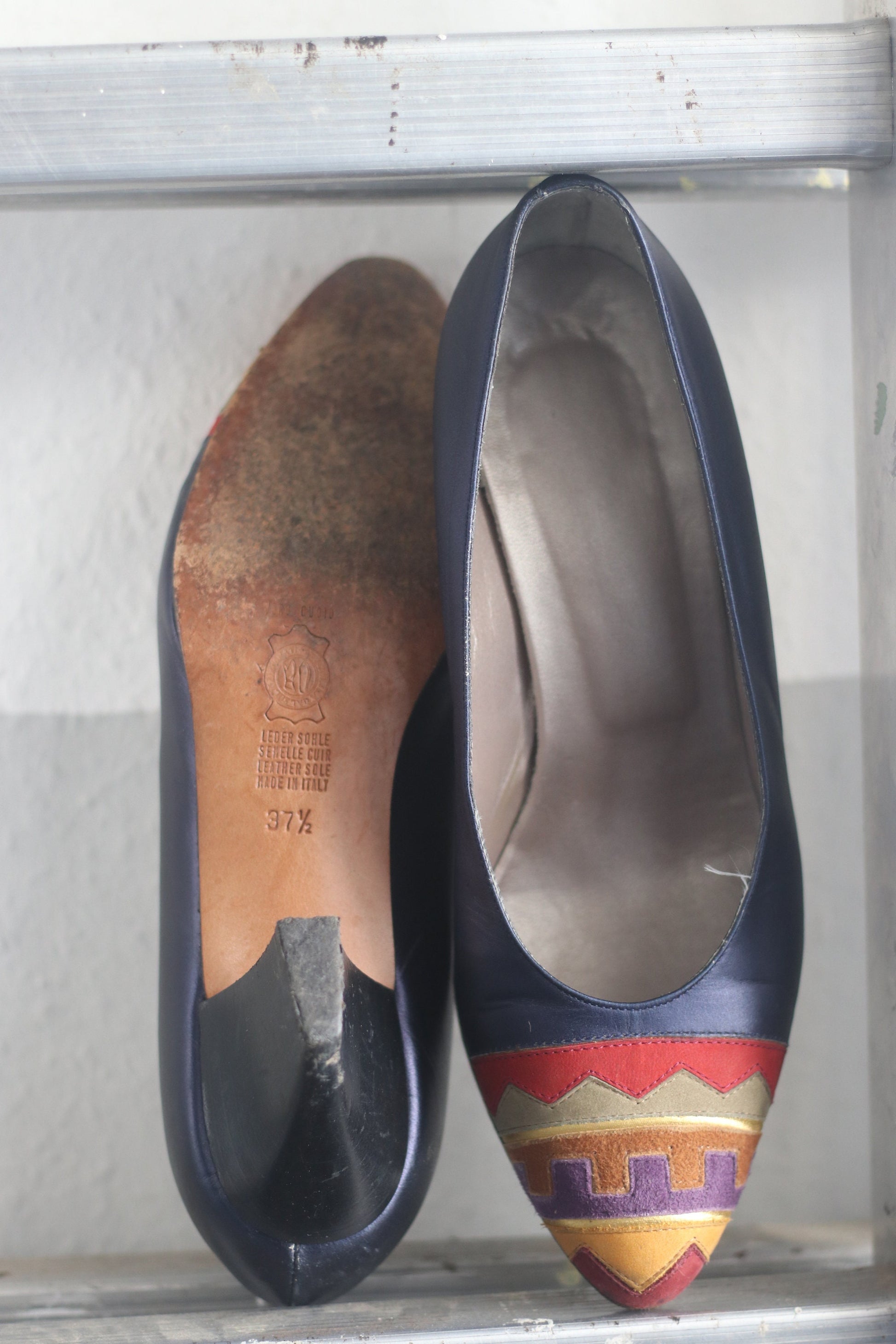 Vintage Blue pumps with statement Ethno details 80s heels with abstract print details