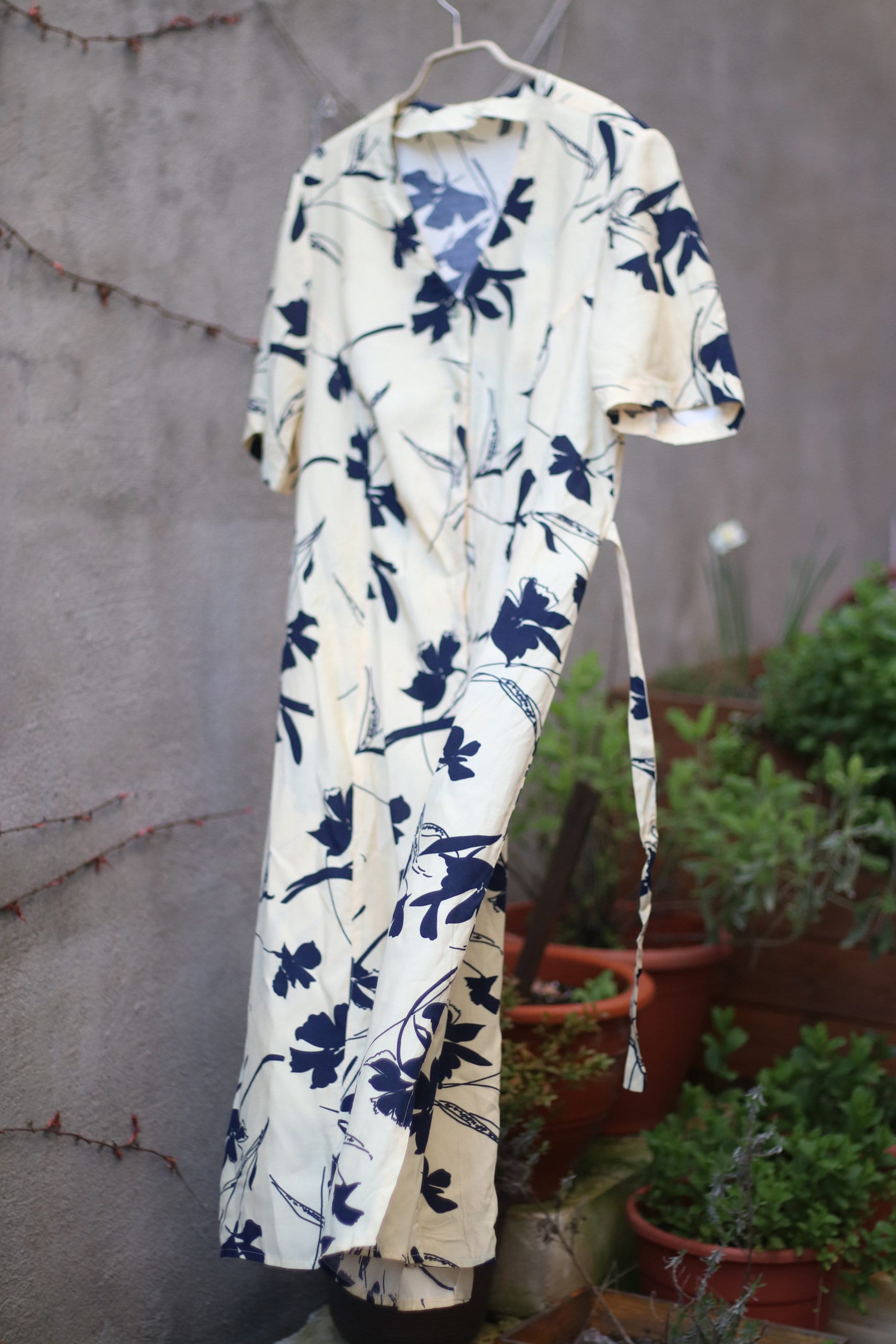 80s Floral Print Dress|Vintage Monochrome Design in cream and blue
