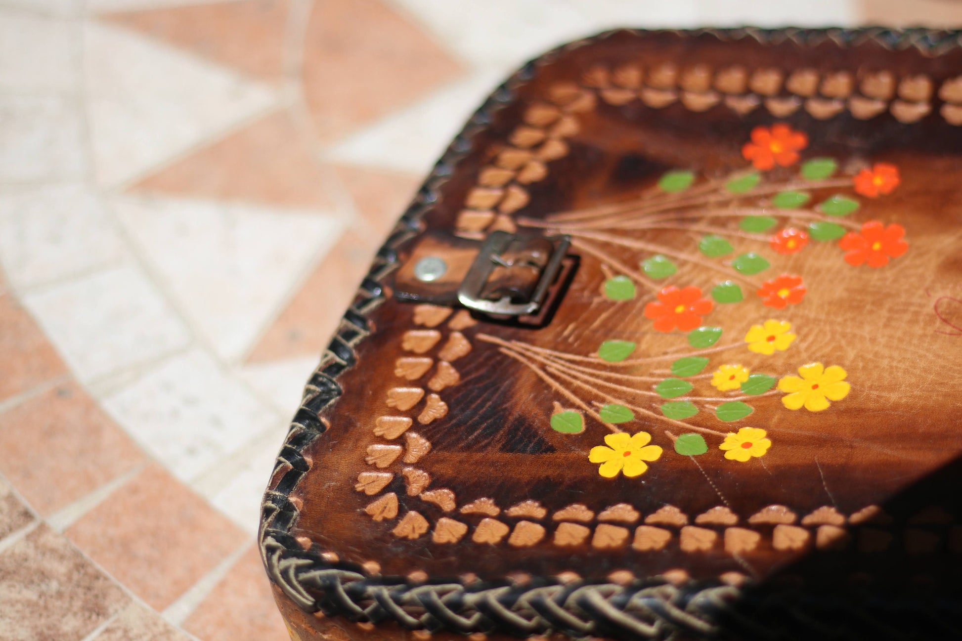 70s handmade tooled bag| Vintage Brown Leather Shoulder bag with hand painted floral details| Bohemian leather accessory