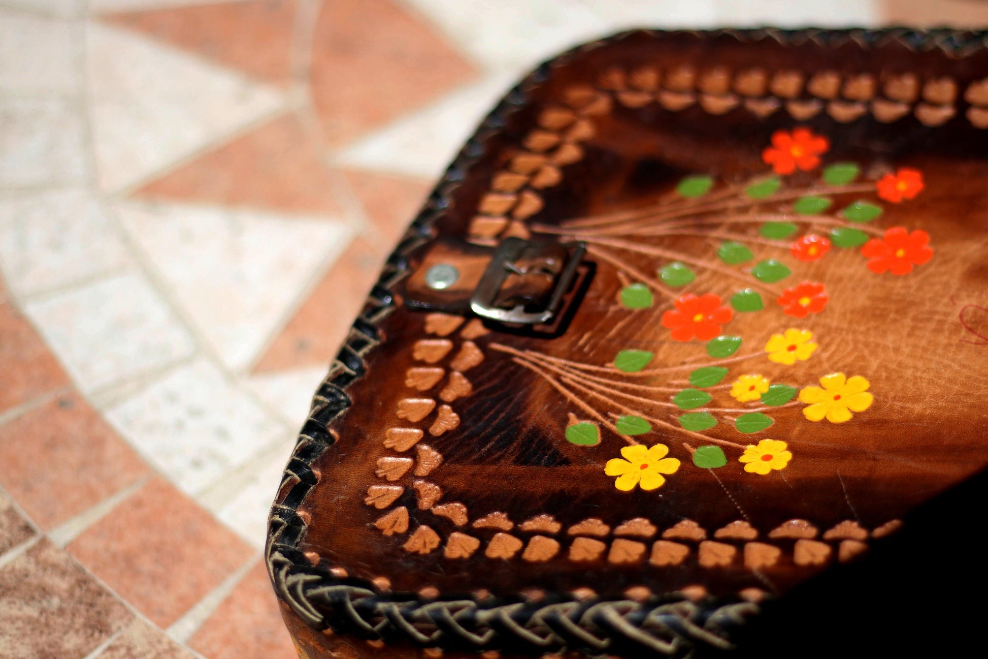 70s handmade tooled bag| Vintage Brown Leather Shoulder bag with hand painted floral details| Bohemian leather accessory