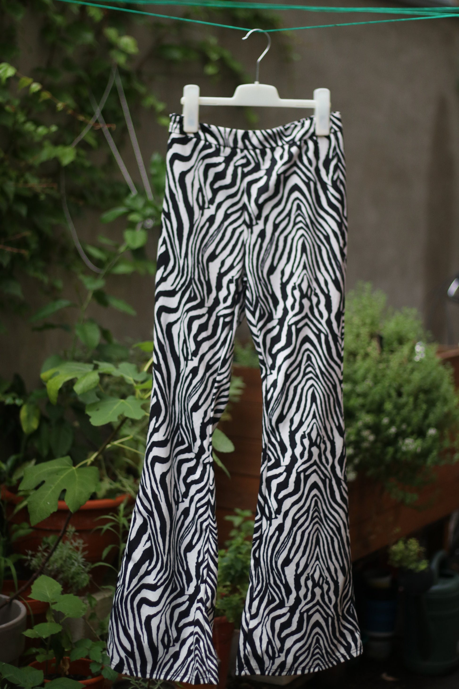 70s flare pants with swirly print| Vintage monochrome black and white trousers| psychedelic summer bell bottoms