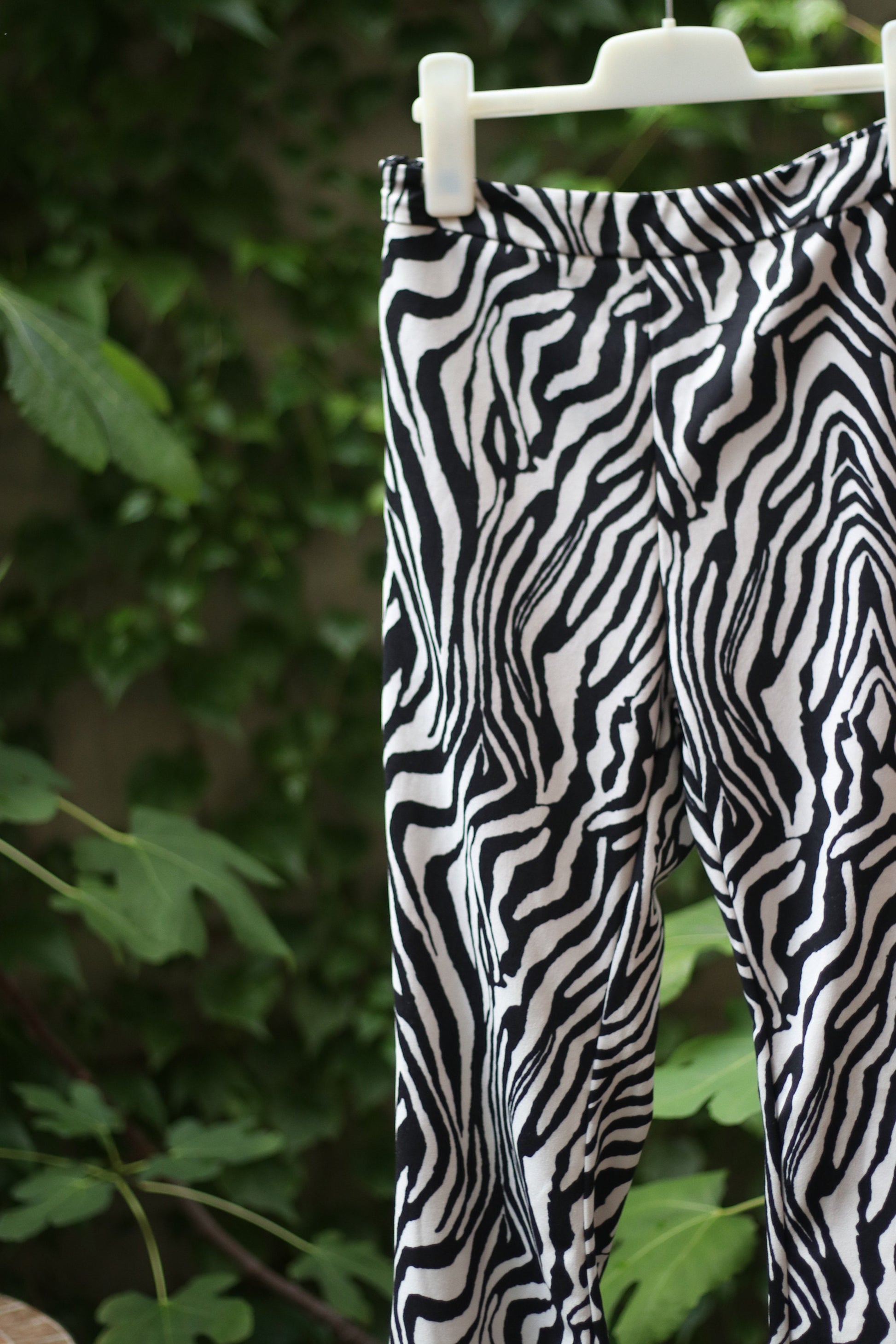 70s flare pants with swirly print| Vintage monochrome black and white trousers| psychedelic summer bell bottoms