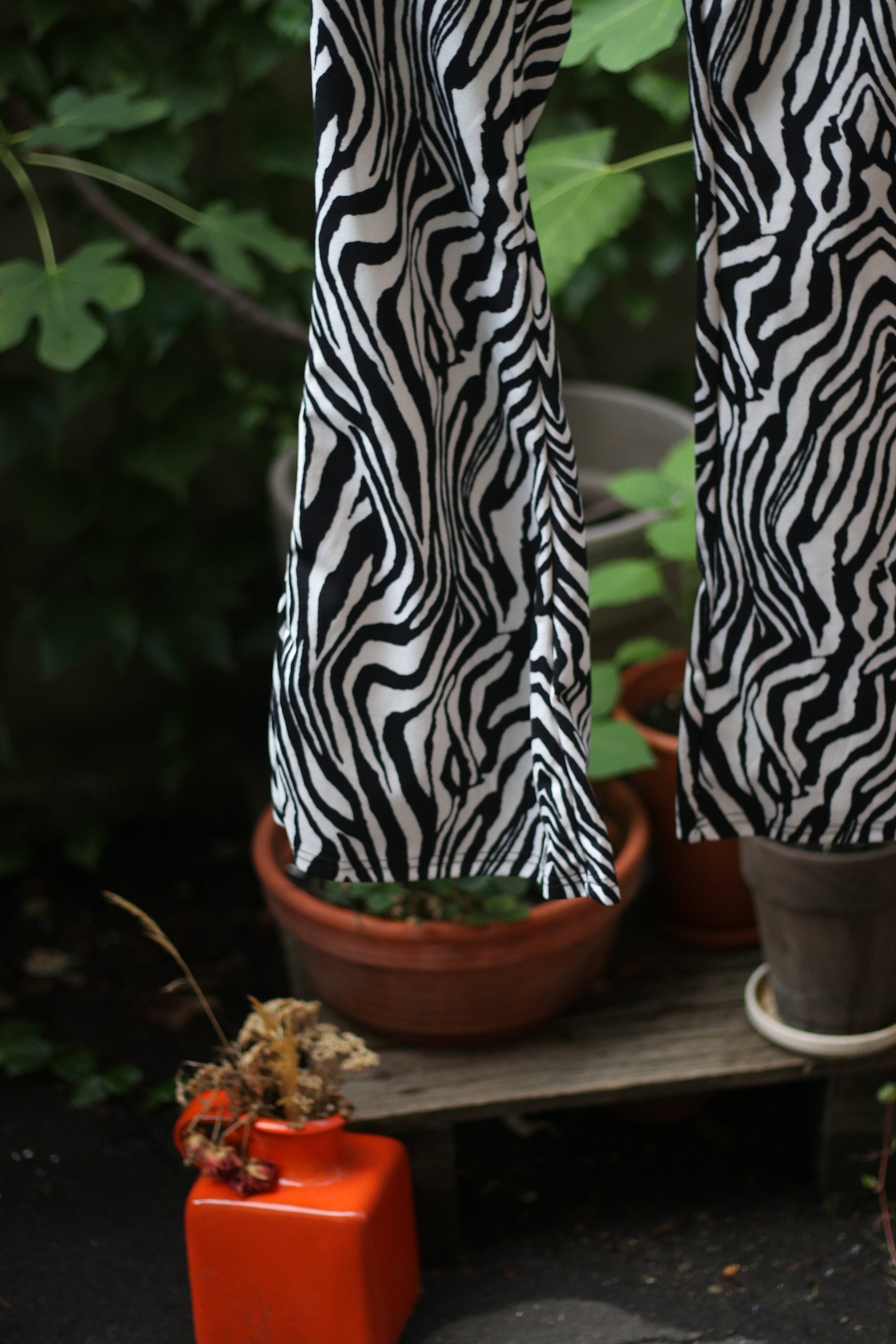 70s flare pants with swirly print| Vintage monochrome black and white trousers| psychedelic summer bell bottoms