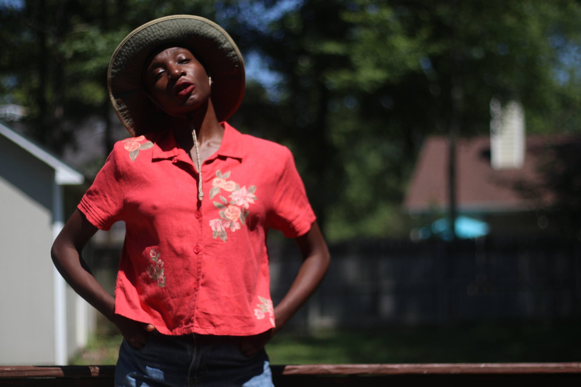 Vintage Linen blend Blouse in Red| 80s Summer bold lightweight shirt| Maximalist floral print cropped top| Studio Ease Petite blouse
