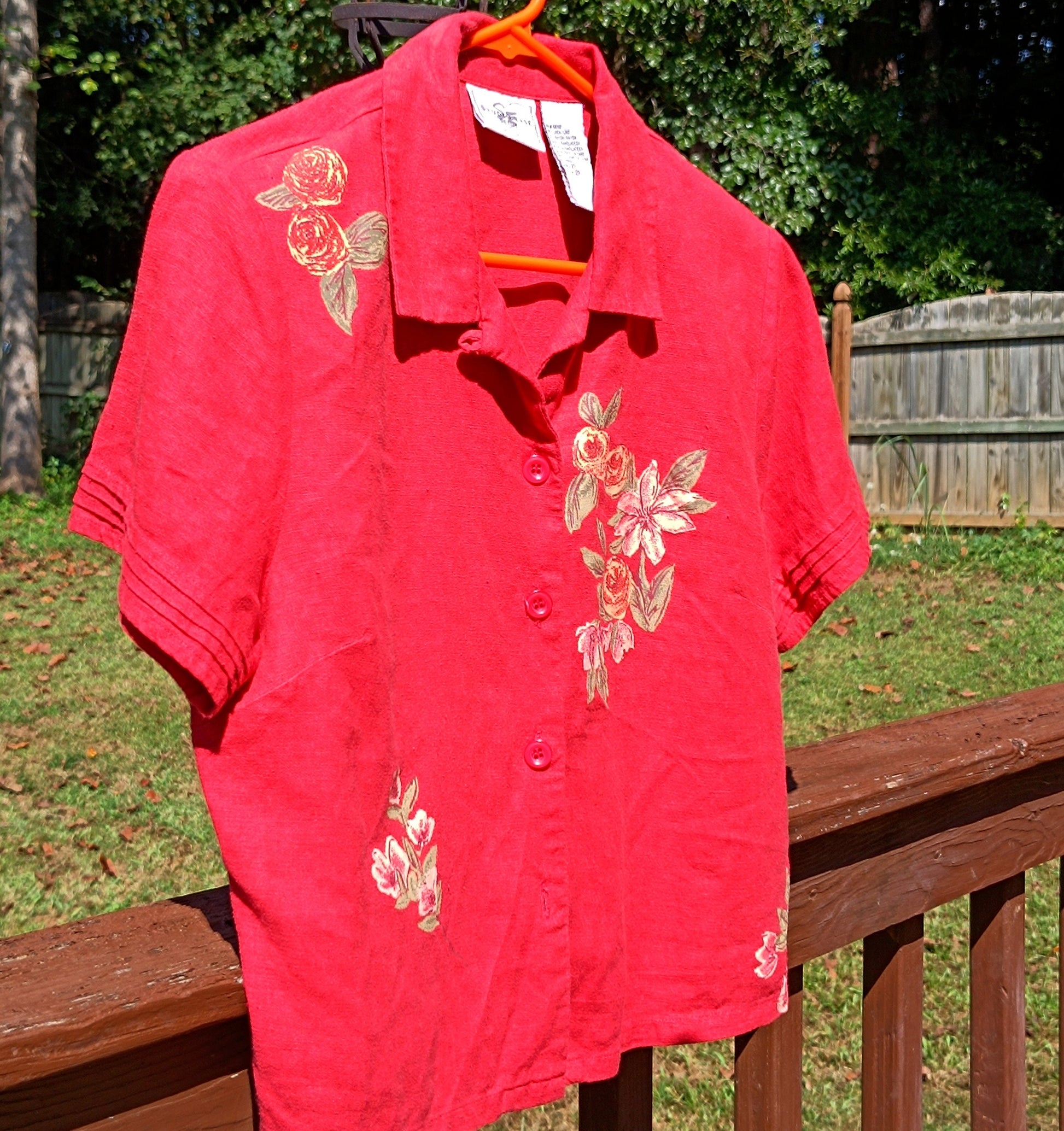 Vintage Linen blend Blouse in Red| 80s Summer bold lightweight shirt| Maximalist floral print cropped top| Studio Ease Petite blouse