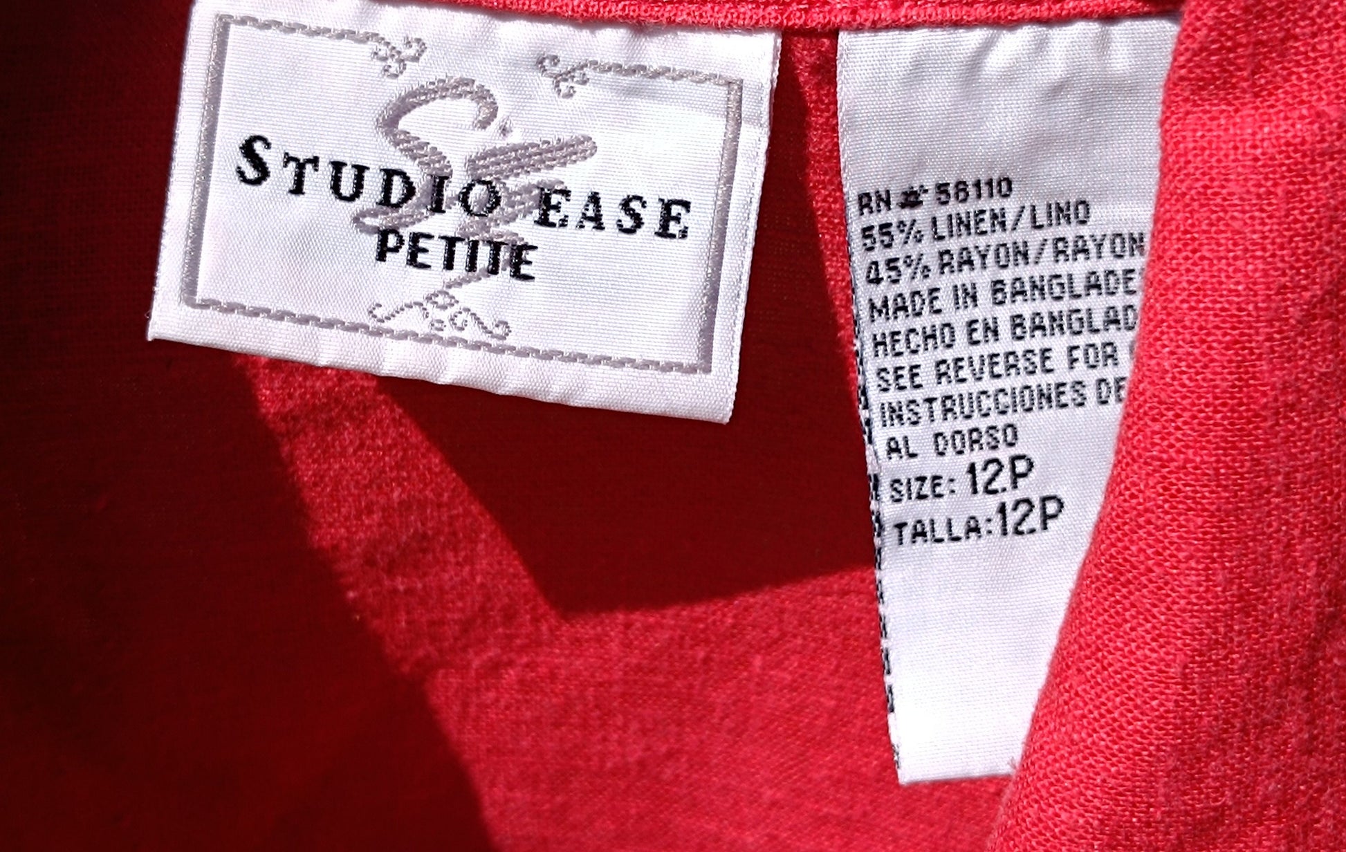 Vintage Linen blend Blouse in Red| 80s Summer bold lightweight shirt| Maximalist floral print cropped top| Studio Ease Petite blouse