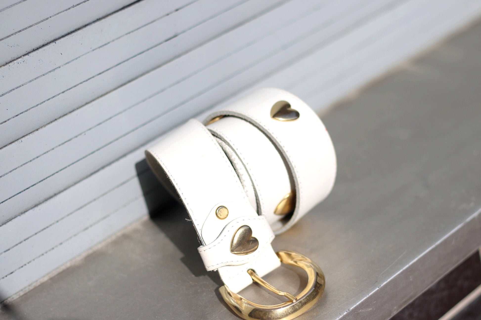 80s leather Belt with Heart shape motif| Vintage white leather belt with gold colored details| Statement leather accessory