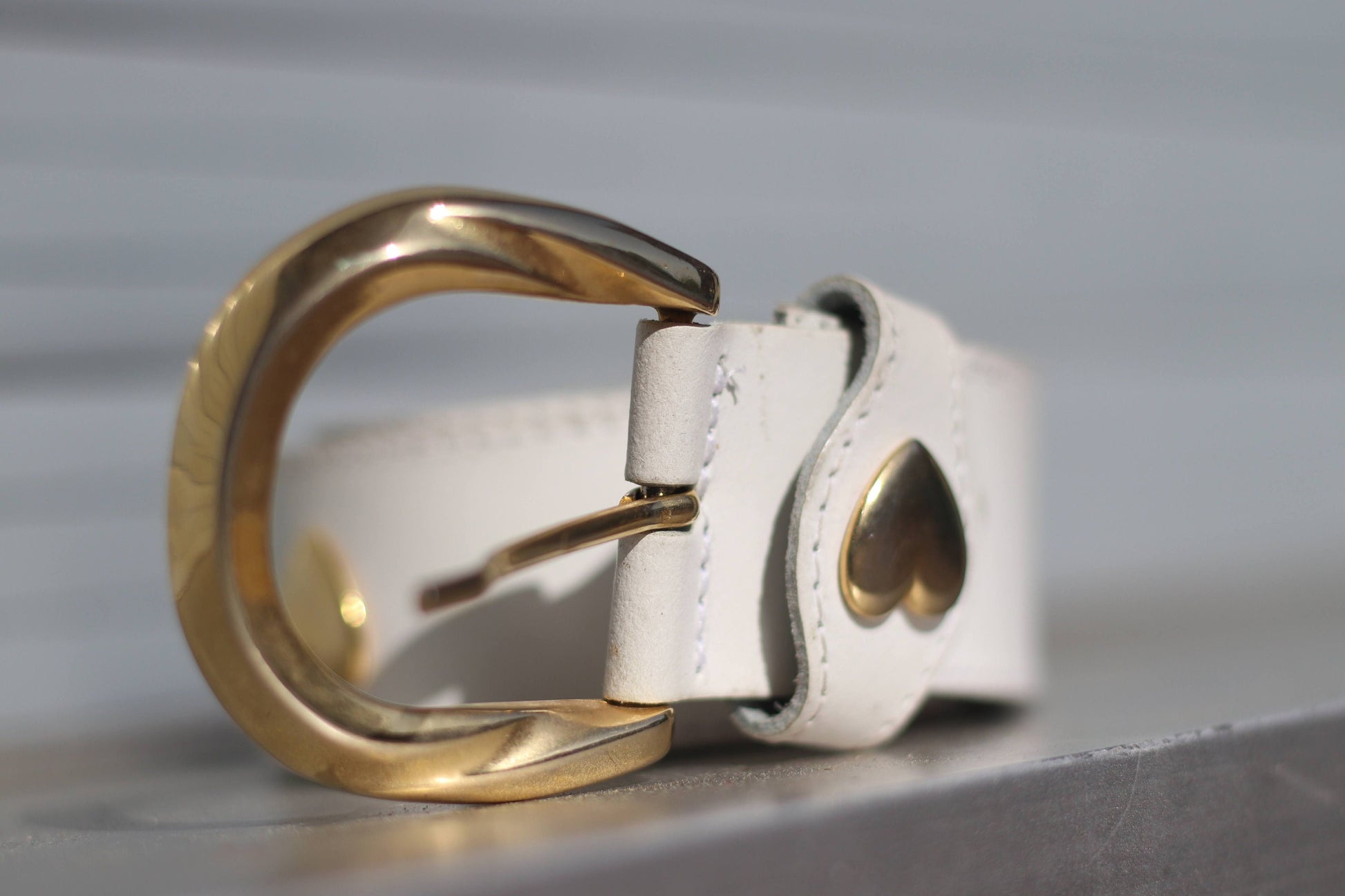 80s leather Belt with Heart shape motif| Vintage white leather belt with gold colored details| Statement leather accessory