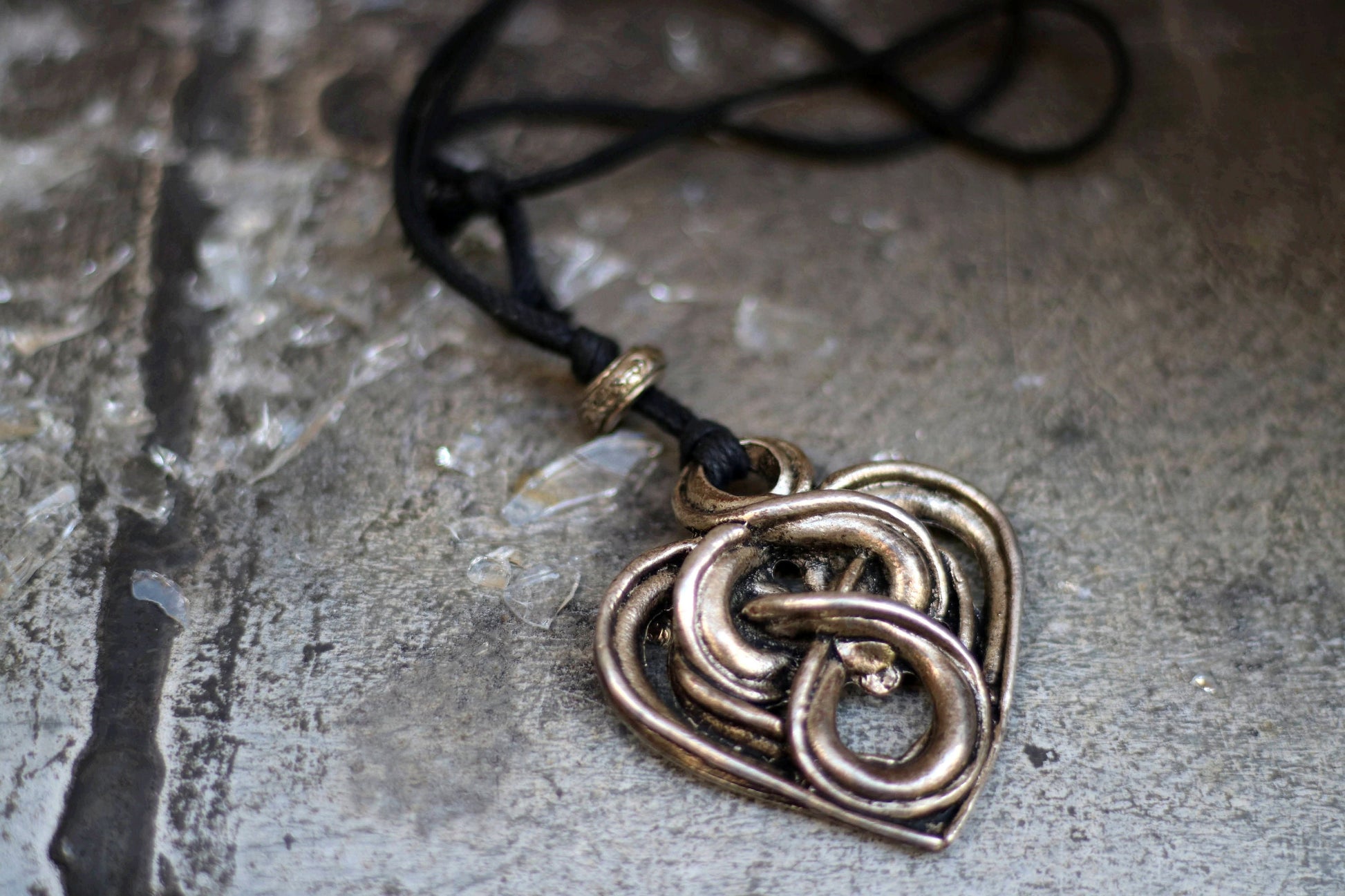 90s heart shaped necklace| Vintage bronze colored jewelry| Gothic inspired heart motif necklace