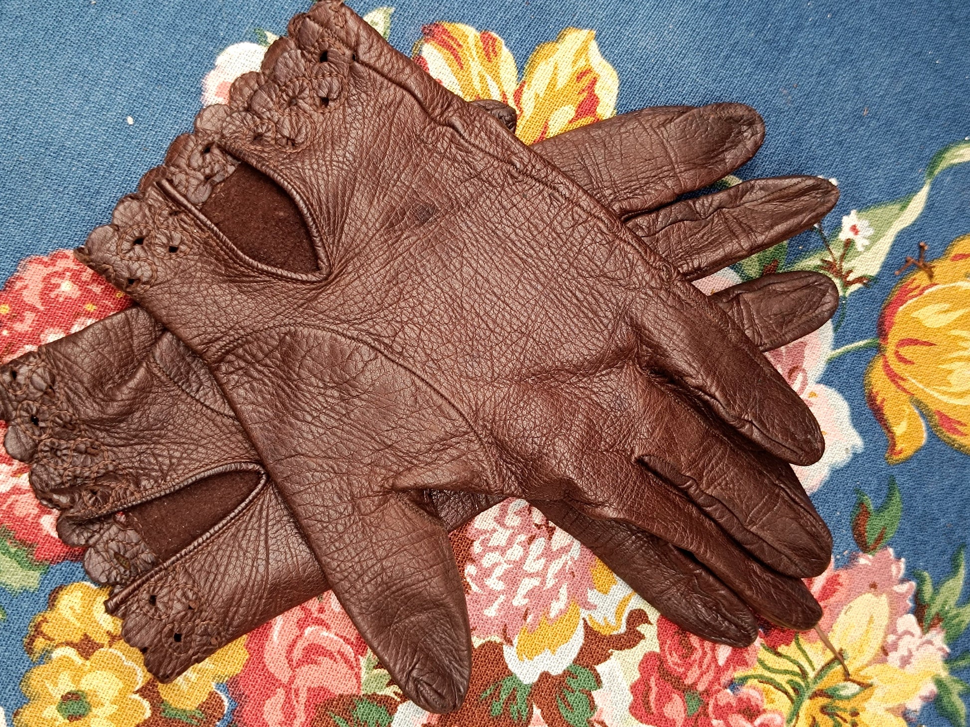 Vintage Leather Gloves in Black | 90s minimalist Classic Leather Gloves with details
