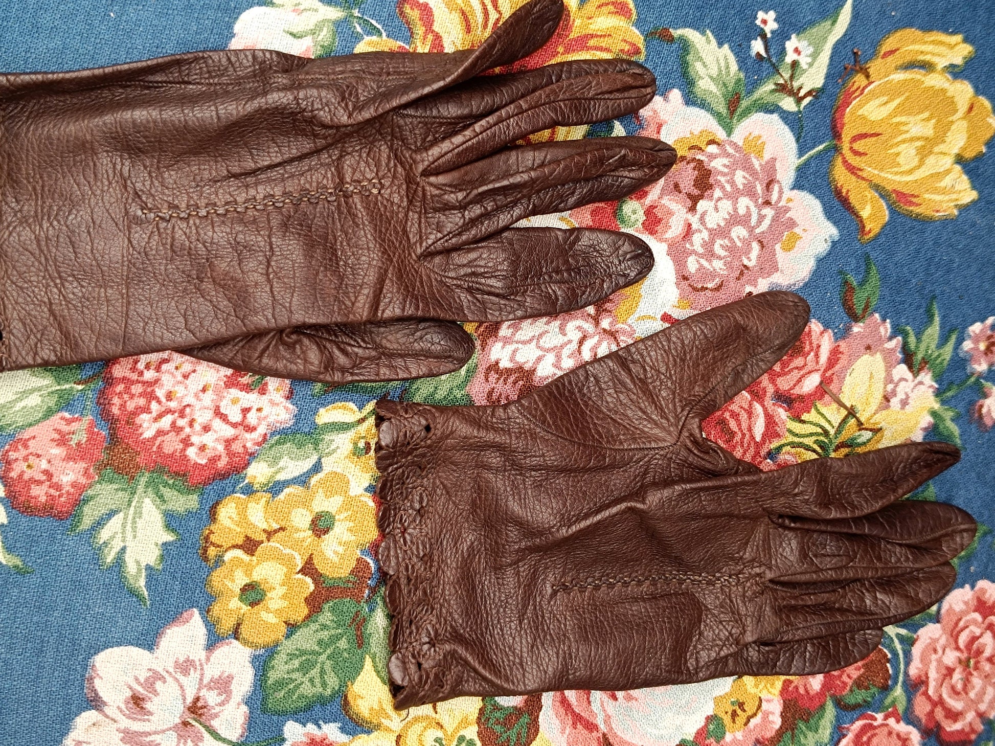 Vintage Leather Gloves in Black | 90s minimalist Classic Leather Gloves with details