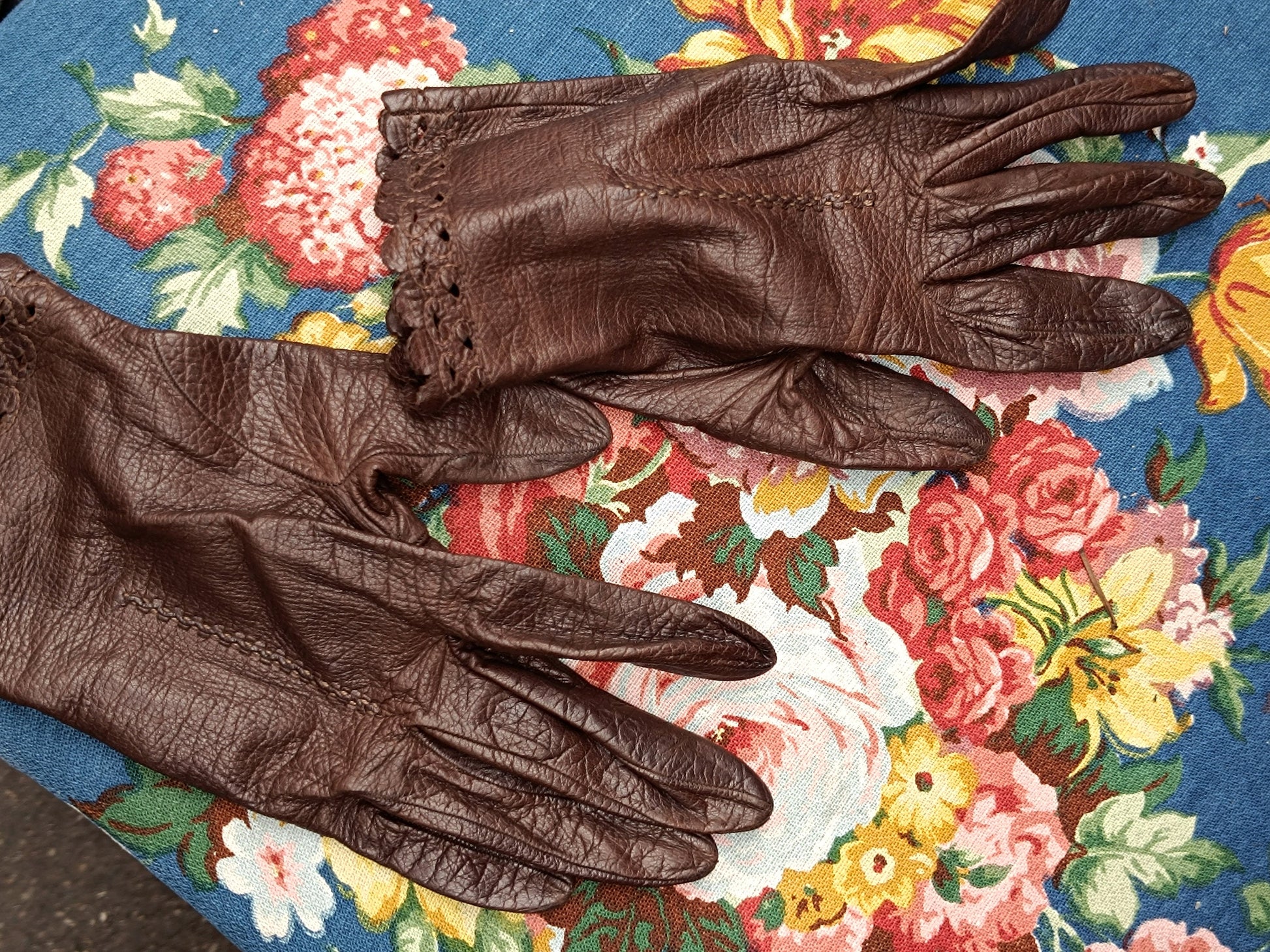 Vintage Leather Gloves in Black | 90s minimalist Classic Leather Gloves with details