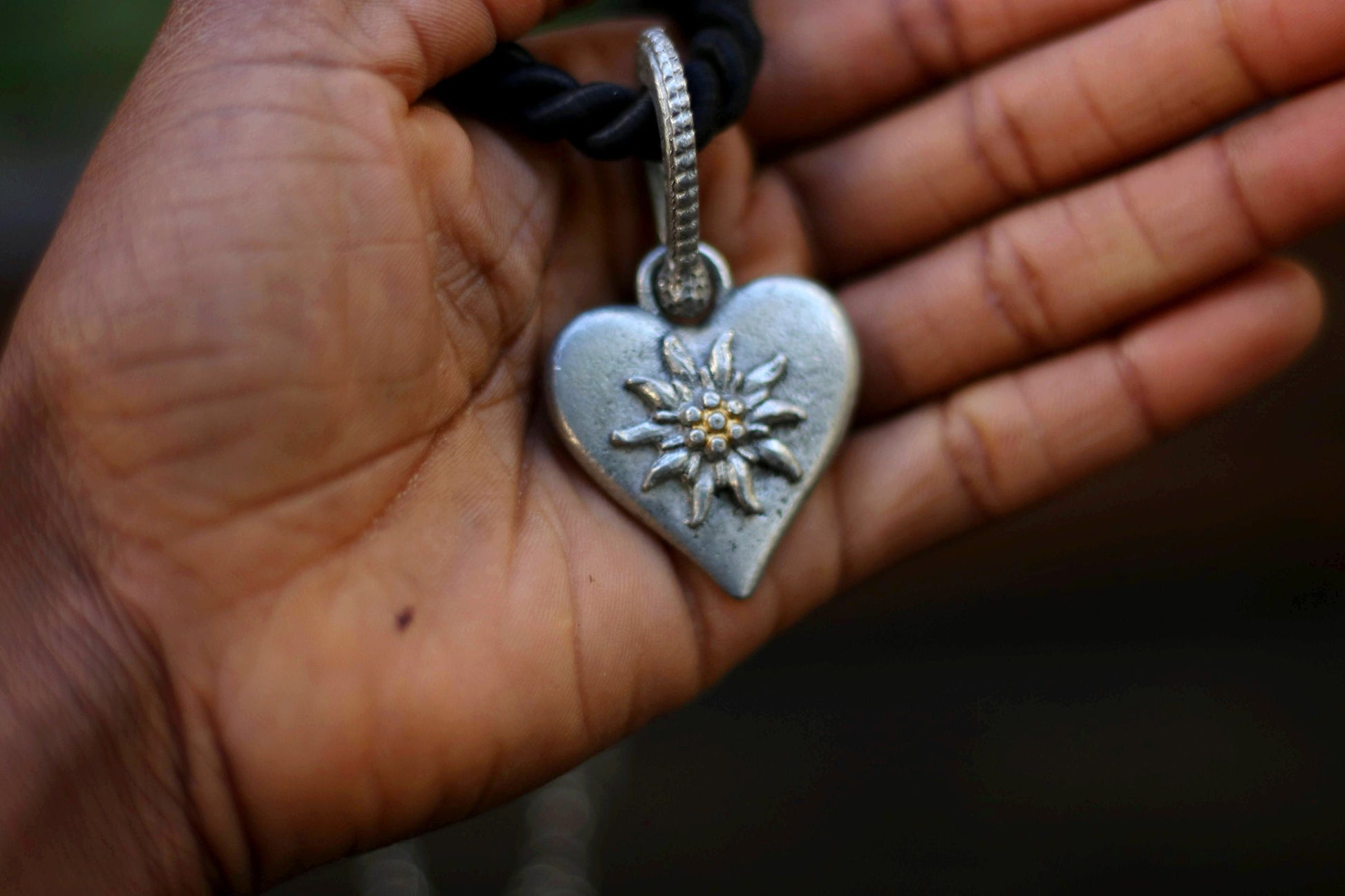 90s heart shaped necklace| Vintage silver colored jewelry| Gothic inspired heart motif necklace