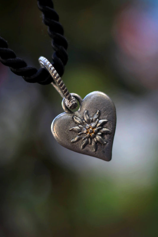 90s heart shaped necklace| Vintage silver colored jewelry| Gothic inspired heart motif necklace